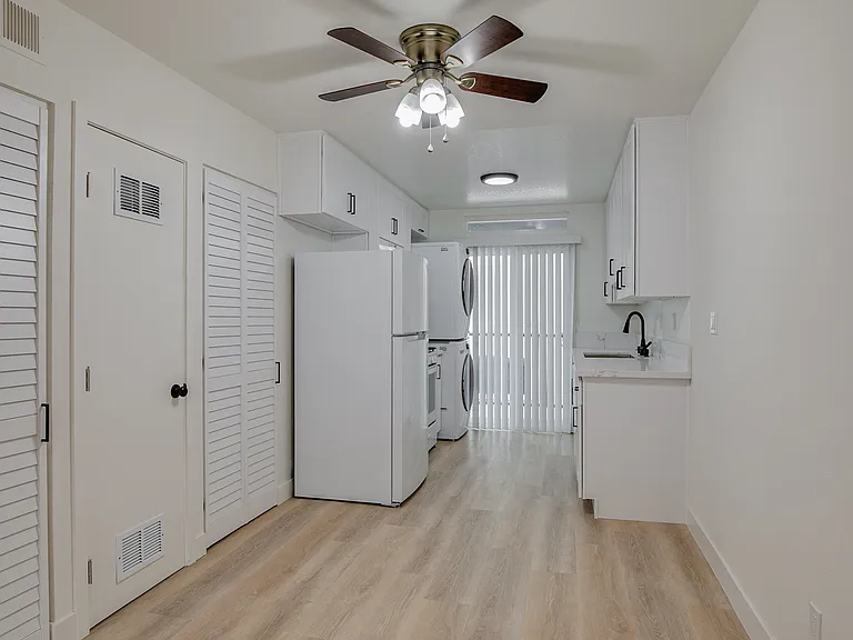 536 E Cypress Ave #301 — Photo 2