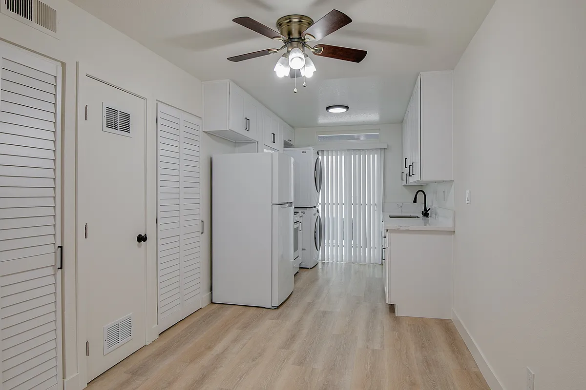 Building Photo - 536 E Cypress Ave #301
