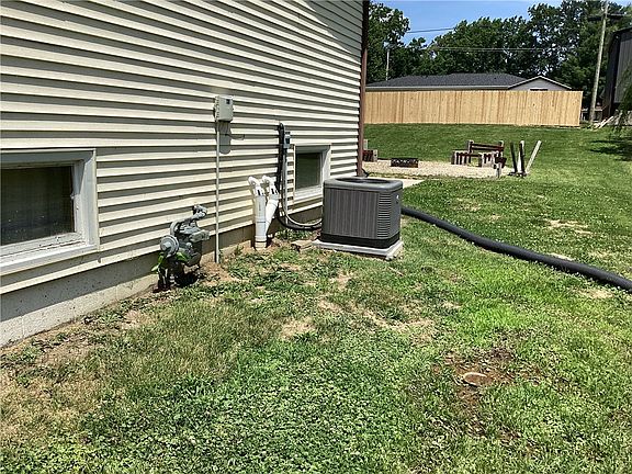 5th image of 1008 E Grove Ave