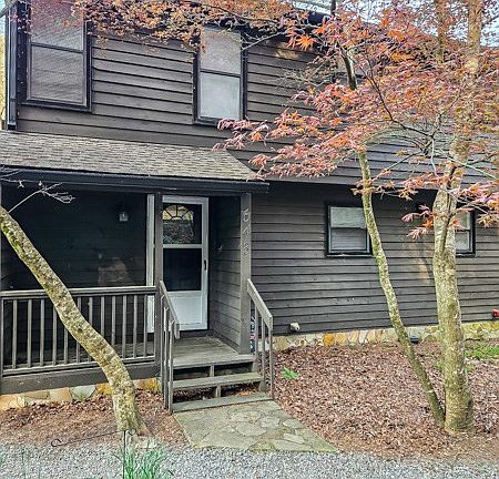 3rd image of 643 Riverside Dr #1