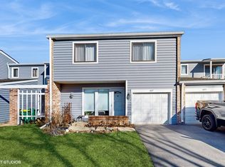 407 Elm Dr, Wheeling, IL