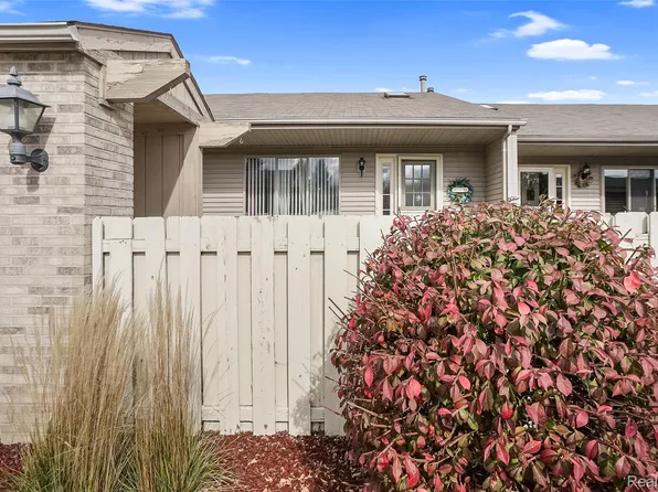 62512 Raleigh Ct Unit 4, South Lyon, MI 48178