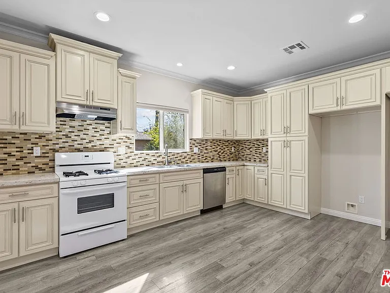 6715 Cedros Ave — Photo 4