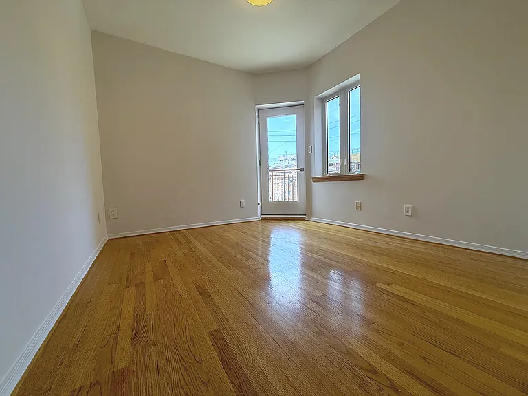 1901 Voorhies Ave #3 — Photo 5
