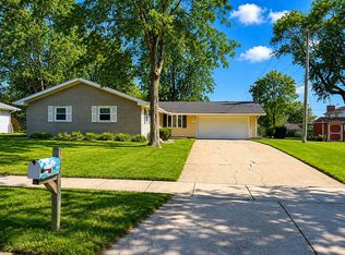 111 Sherwood Dr, Crown Point, IN 46307