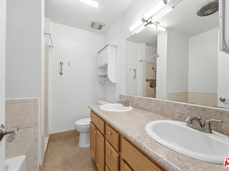 100 S Doheny Dr #213 — Photo 34