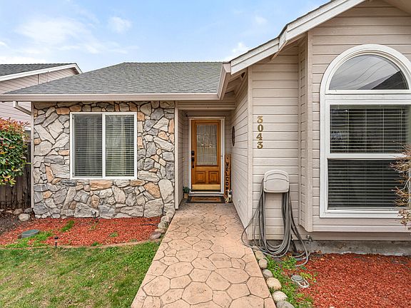 3rd image of 3043 Colonial Ave