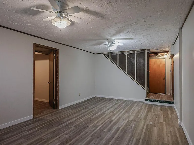 8209 Hillside Dr — Photo 31