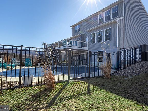 4th image of 201 Jefferson Cir