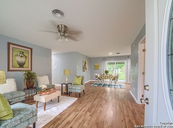 3rd image of 4906 Creekmoor Dr