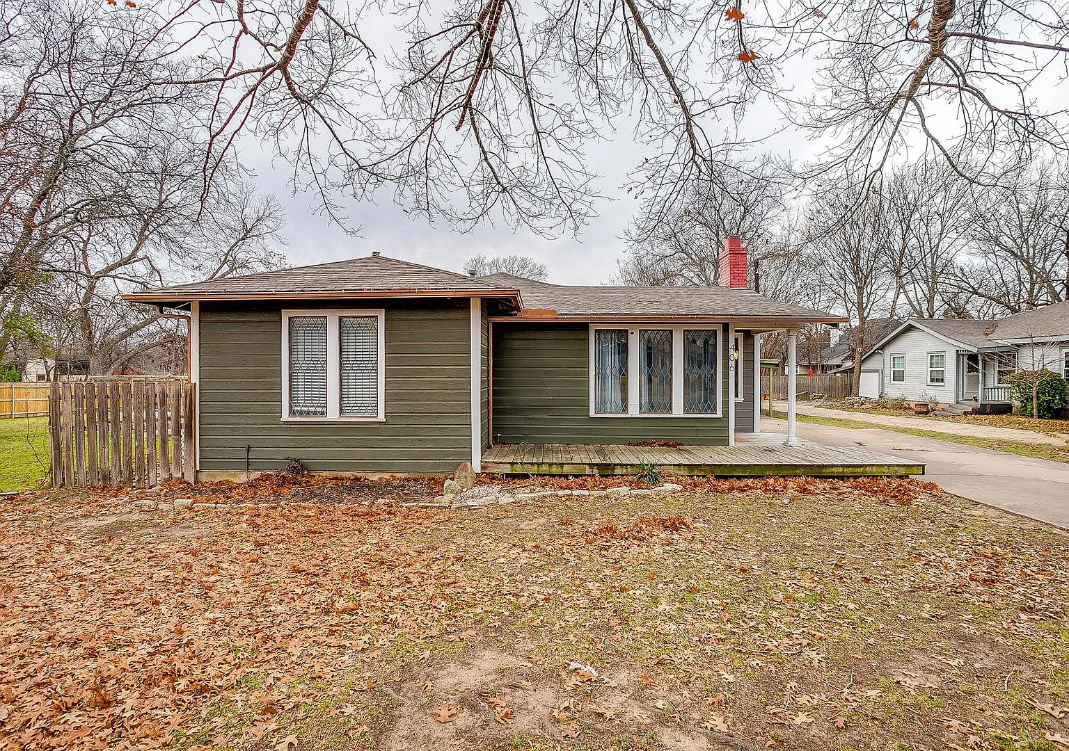 Amazing Historic 1940's Home in Original Cleburne- 4 Bed- 3 Bath w/ Multiple Living Areas- 76033 — Photo 1