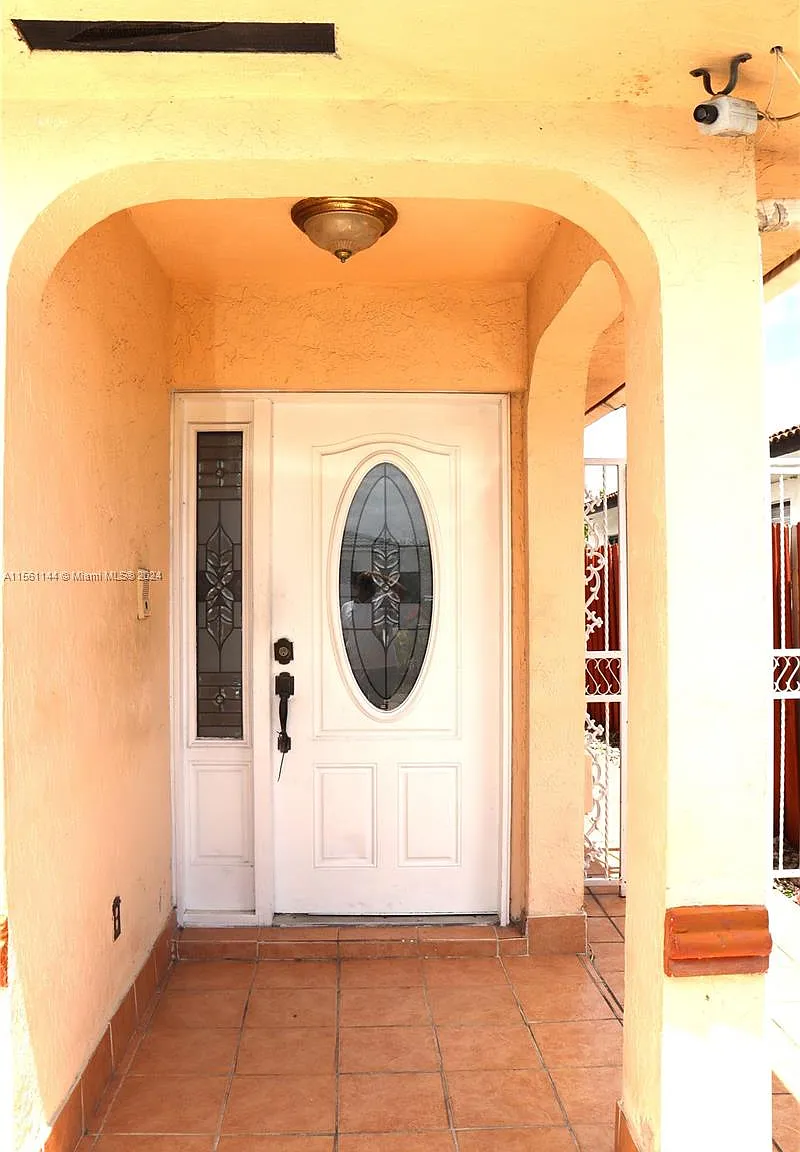 3 bed, 2.0 bath, 1400 sqft, $3,500 — Photo 2