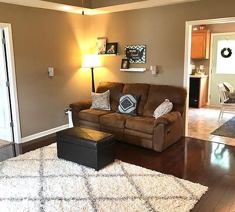 4th image of 210 Mill Creek Ct