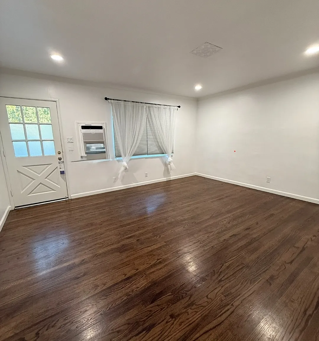 428 W Stocker St — Photo 3