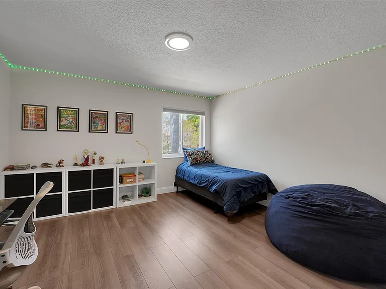 1070 Bluewood Ter — Photo 47