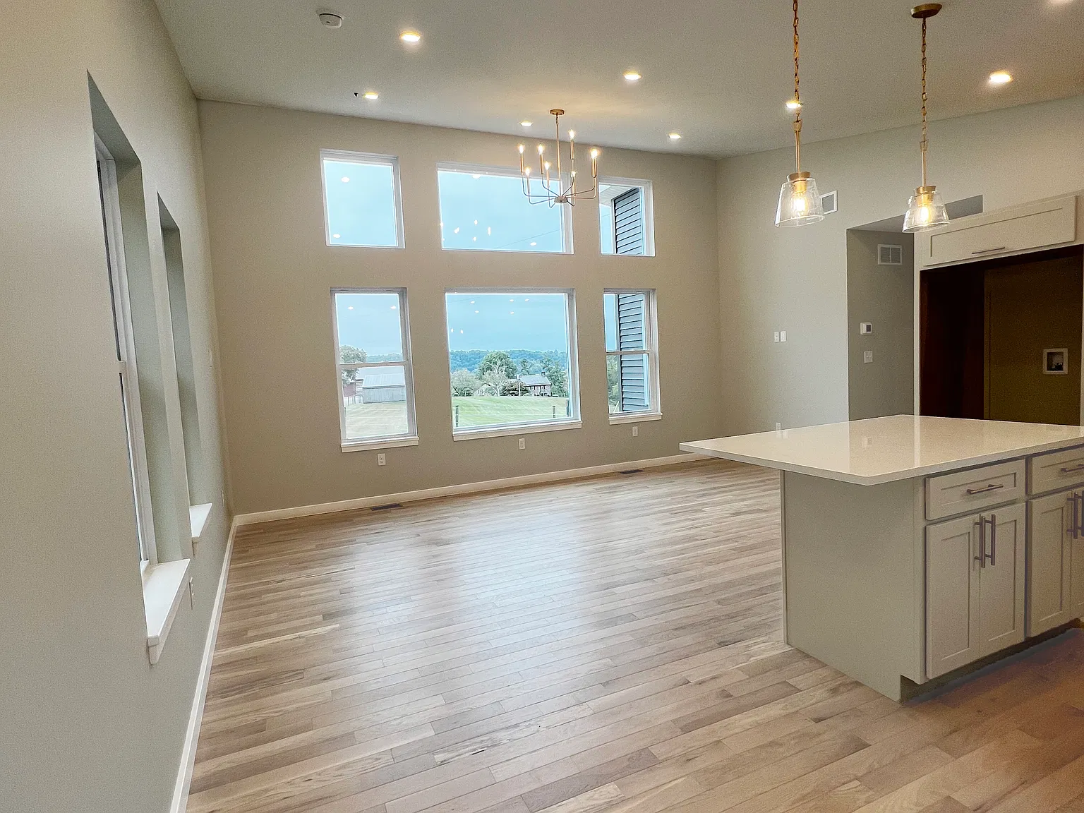 2 bed, 1100 sqft, $2,200 — Photo 2