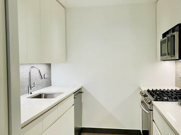 305 East 63rd Street image 3 of 24