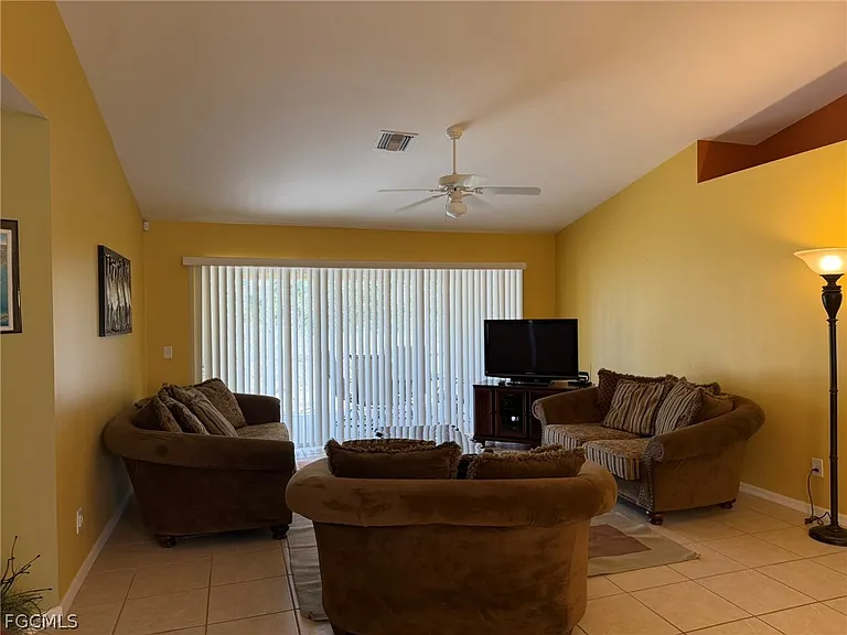 3732 NE 12th Pl — Photo 7