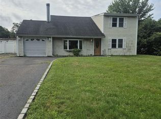 2 Wendy Rd, Coram, NY 11727