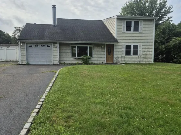 2 Wendy Road, Coram, NY 11727