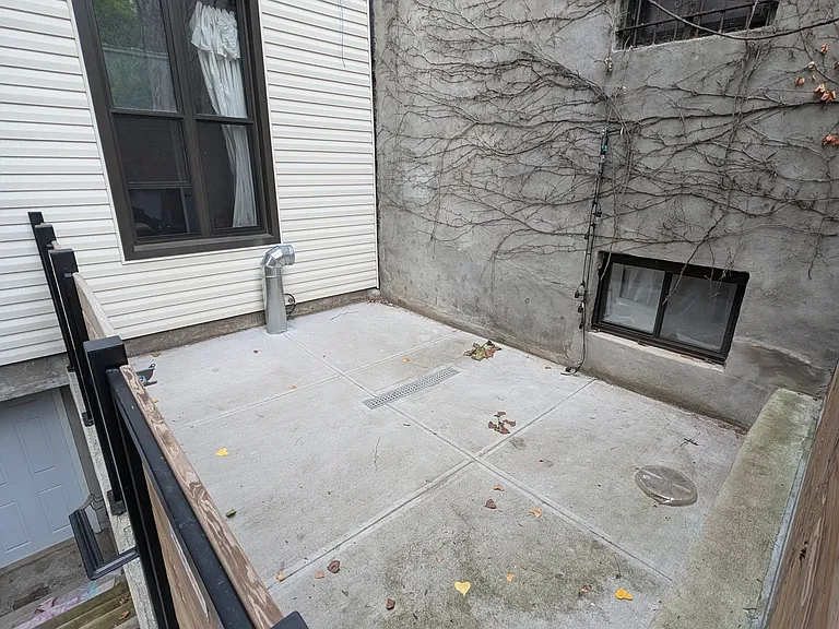96 Scholes St #1R — Photo 12