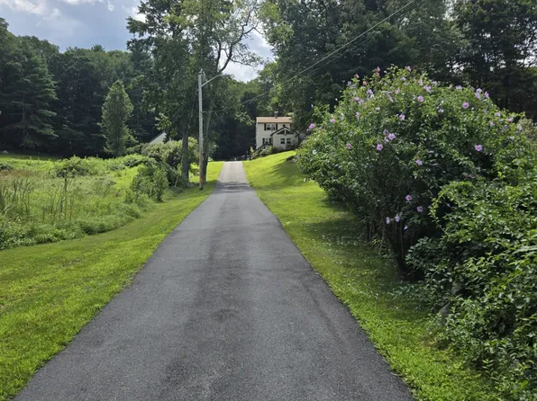 56 Hartford Ave W #1, Mendon, MA 01756