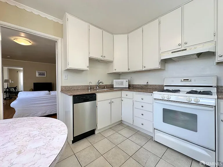 2006 Laguna St #2012 — Photo 4