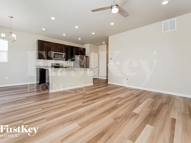 1902 Villageview Ln — Photo 5