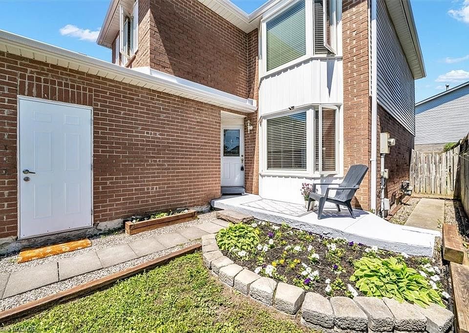 1st image of 732 Bennett Cres