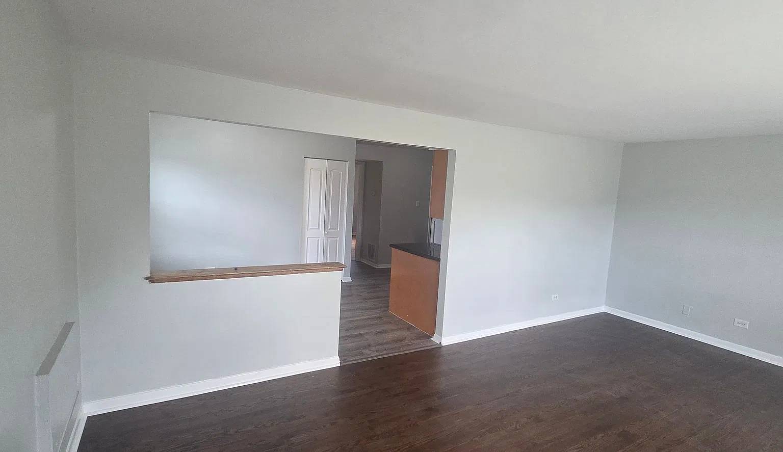 Spacious 2-Bedroom Apartment with Hardwood Floors and On-Site Laundry — Photo 4
