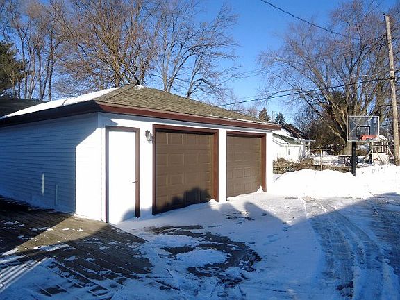 3rd image of 410 N Oakhill Ave