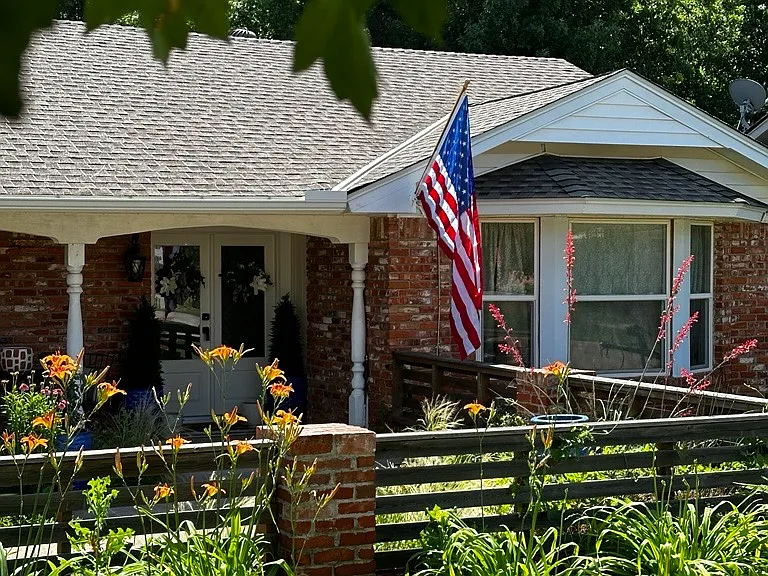 N Sterling Dr — Photo 1