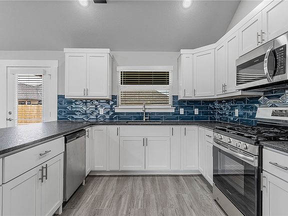 3rd image of 1033 Glenora Ave