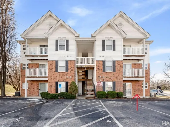 450 Benton Dr APT D, Saint Peters, MO 63376