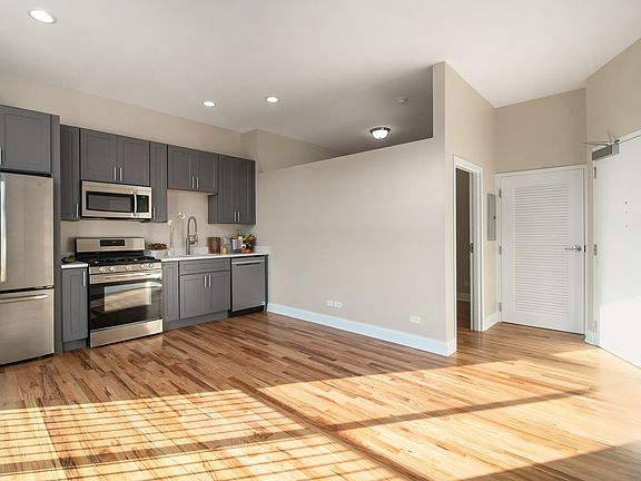 3rd image of 3120 N Broadway St #303