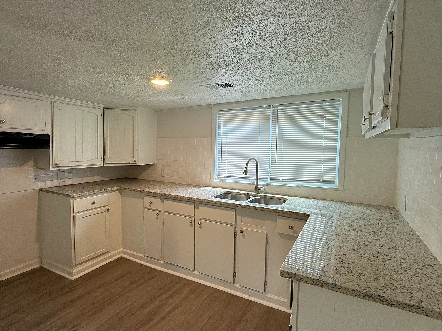 6 bed, 1930 sqft, $1,595 — Photo 3