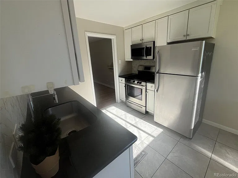 860 Dahlia St — Photo 9