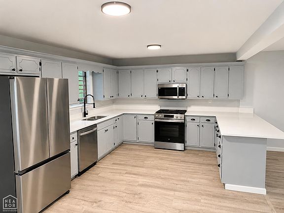 5th image of 409 Academy Dr
