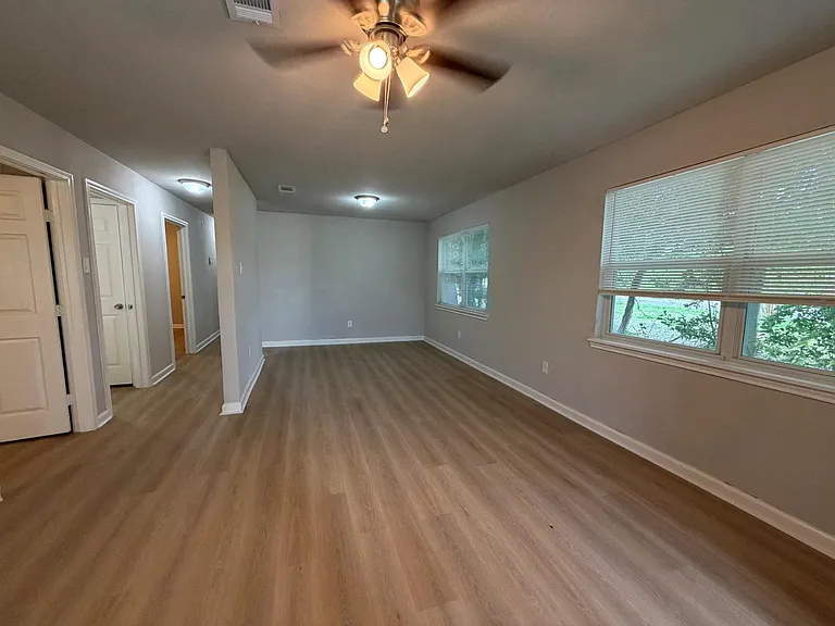 4706 N Wayside Dr — Photo 3