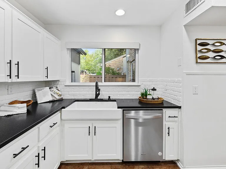 8346 Summerwood Dr — Photo 16