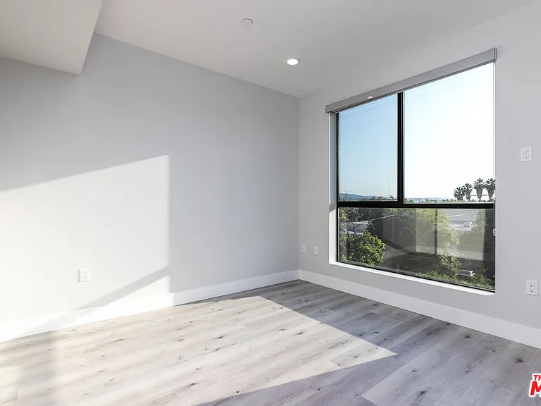 14612 Calvert St #401 — Photo 18