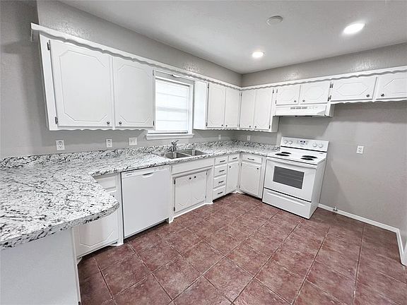 4th image of 403 Casa Bello Ave