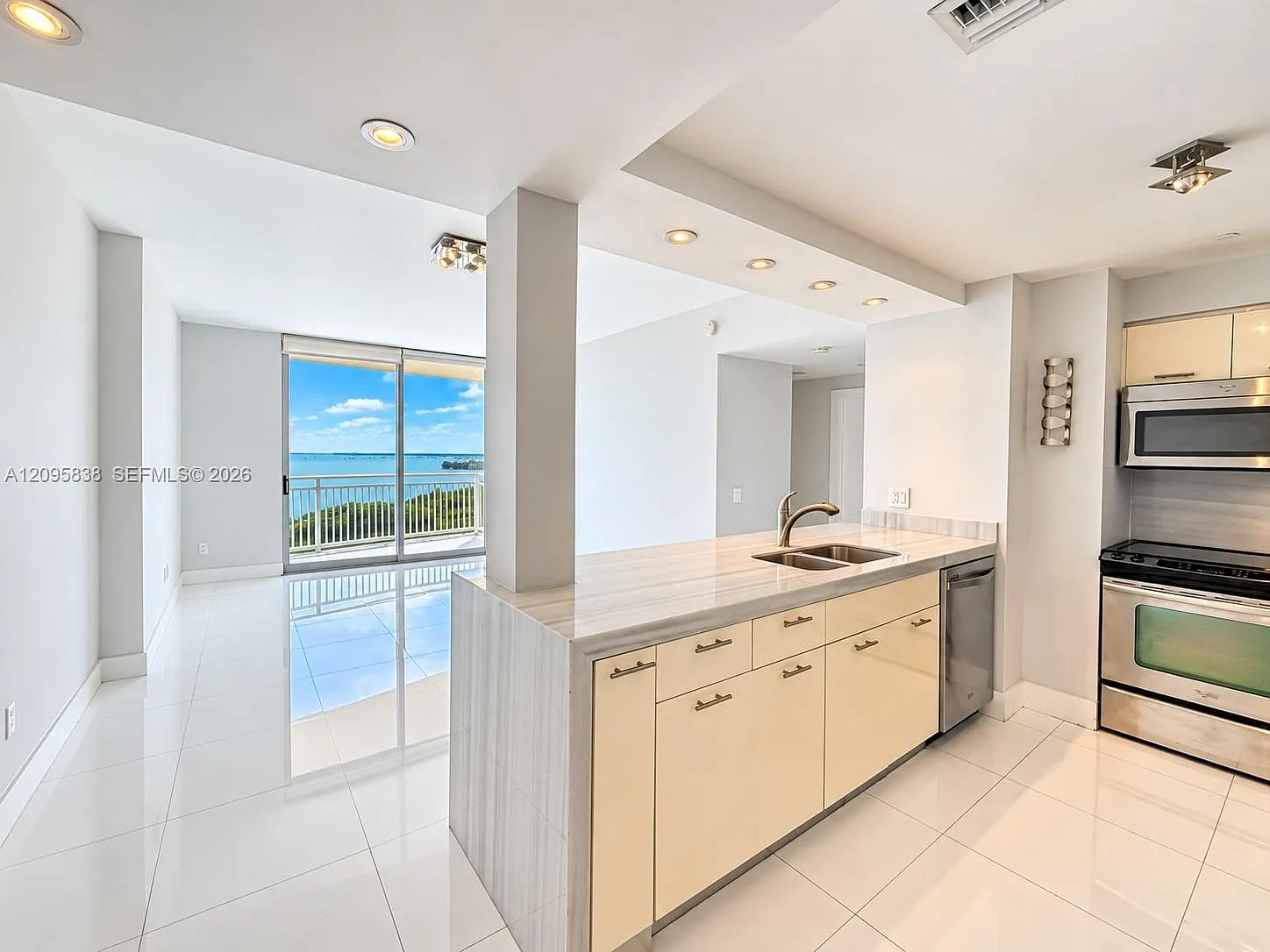 The Metropolitan Condo — Photo 3