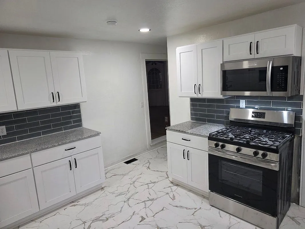 2 bed, 1.0 bath, 1450 sqft, $1,890 — Photo 2