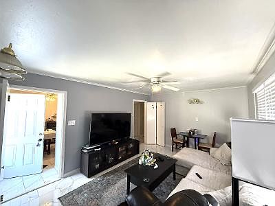 2nd image of 528 1/2 Stephenson St