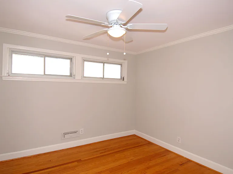 727 Graham St — Photo 15