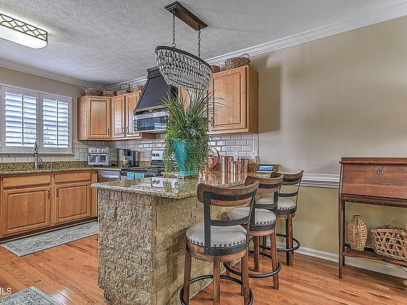5th image of 574 Beaverview Dr