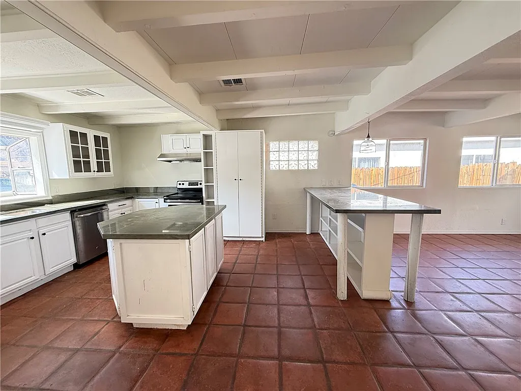 2 bed, 1400 sqft, $2,450 — Photo 4