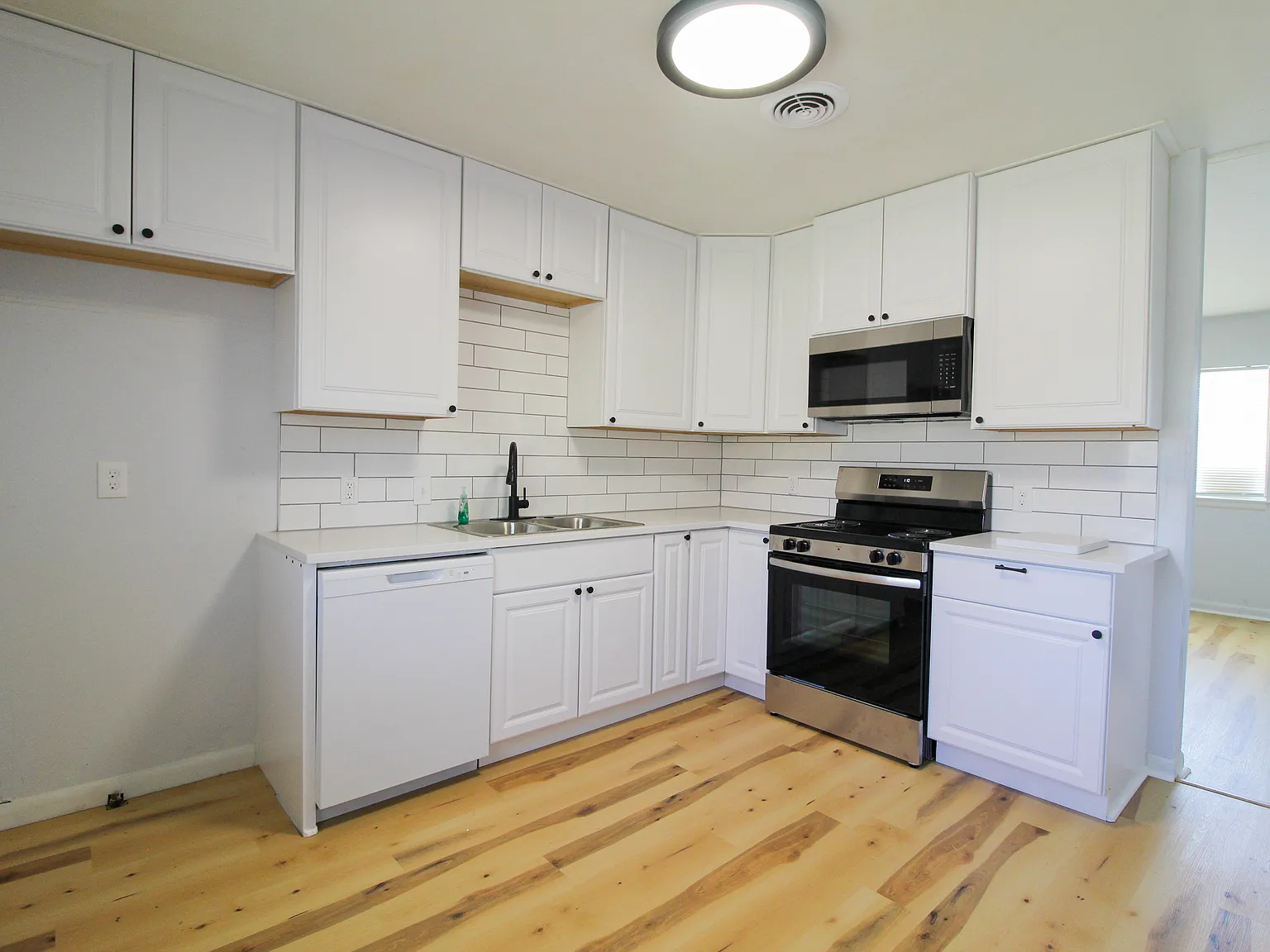 3 bed, 900 sqft, $1,100 — Photo 4