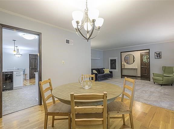 5th image of 9905 Foster St